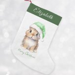 Petite Chaussette De Noël Lapin en Santas Vert Casquette Personnalisé<br><div class="desc">Boutique de lapin de Noël Père Noël personnalisée, parfait pour vos petits en cette période de vacances. Cet adorable bas présente un mignon petit lapin portant un casquette Père Noël vert recouvert de neige. Le stockage peut être personnalisé avec le nom de votre enfant. Accrochez-le sur votre manteau ou dans...</div>