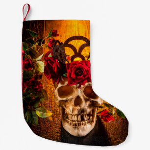 Petite Chaussette De Noël Le crâne humain sur la table noire se trouve dans