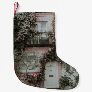 PETITE CHAUSSETTE DE NOËL MAISON PEINTE ROSE ET BLANCHE COUVERTE DE PLANTES