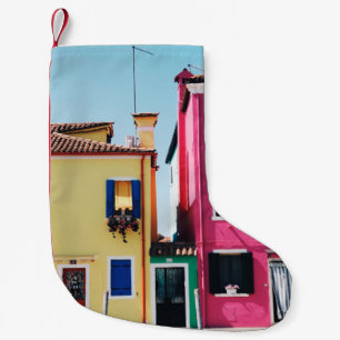 PETITE CHAUSSETTE DE NOËL MAISONS EN BÉTON JAUNE ET ROSE PENDANT LA JOURNÉE