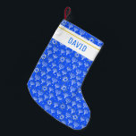 Petite Chaussette De Noël Menorah Star de David Hanoukka PERSONNALISER IT<br><div class="desc">Customisez ce bas avec un nom ou un autre texte. Montrez votre amour pour les vacances. Main tirée par moi ! Consultez ma boutique pour trouver d'autres articles assortis comme du papier d'emballage,  des coussins,  des serviettes et de l'emballage cadeau aussi!</div>
