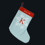 Petite Chaussette De Noël Monogramme de flocon de neige bleu rouge et bleu c<br><div class="desc">Belle réserve de Noël personnalisée.</div>