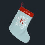 Petite Chaussette De Noël Monogramme de flocon de neige bleu rouge et bleu c<br><div class="desc">Belle réserve de Noël personnalisée.</div>
