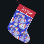 Petite Chaussette De Noël Monogramme Snowman<br><div class="desc">Mignonne bonhomme blanc avec casquette rouge et foulard et cravate arc bleu sur un arrière - plan bleu. monogramme facultatif</div>