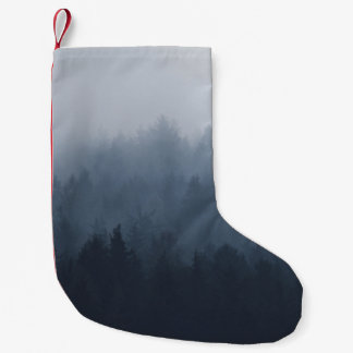 PETITE CHAUSSETTE DE NOËL MONTAGNE AVEC FORÊT DANS LE BROUILLON