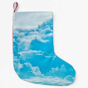 Petite Chaussette De Noël nuages blancs et ciel bleu vif arrière - plan, pan