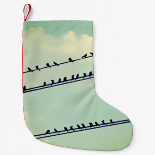 Petite Chaussette De Noël Oiseaux sur des fils, ciel bleu vintage.