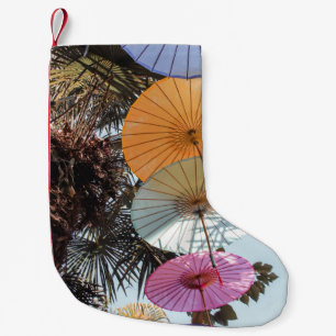 Petite Chaussette De Noël Parapluie rouge sur l'arbre vert