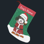 Petite Chaussette De Noël Père Noël Bernedoodle personnalisé<br><div class="desc">Cartoon personnalisé mignon Bernedoodle Père Noël Puppy tenant sucre de canne dans sa bouche. Ajoutez le nom de votre chien. Arrière - plan neigeux. Cute bernadoodle stockage de noël!</div>