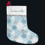 Petite Chaussette De Noël Personnalisé Winter Blue Et Silver<br><div class="desc">Décorez pour Noël avec ces mignons flocons de neige bleus et argentés, des bas de Noël personnalisés. Ce stock de Noël de flocon bleu est entièrement personnalisable! Vous pouvez modifier le texte en cliquant sur "personnaliser ce modèle". Cette réserve de Noël personnalisée est dotée d'un arrière - plan motif de...</div>