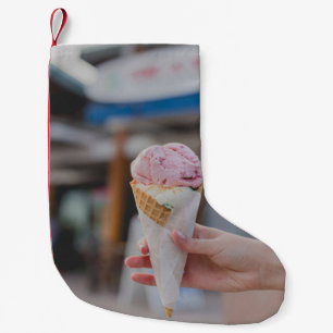 Petite Chaussette De Noël Personne tenant de la crème glacée à la fraise