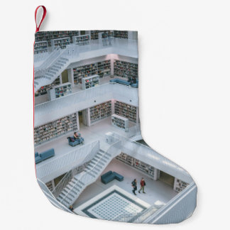 PETITE CHAUSSETTE DE NOËL PERSONNES MARCHANT À L'INTÉRIEUR DE LA BIBLIOTHÈQU