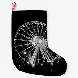 PETITE CHAUSSETTE DE NOËL PERSONNES PRÈS DE FERRIS WHEEL