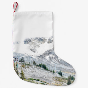 PETITE CHAUSSETTE DE NOËL PINS PRÈS DE LA MONTAGNE COUVERTS DE NEIGE
