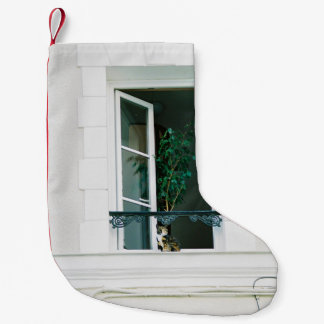 PETITE CHAUSSETTE DE NOËL PLANTE VERT SUR FENÊTRE BLANCHE