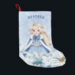 Petite Chaussette De Noël Princesse Blonde Snowy Winter<br><div class="desc">Cette adorable princesse hivernale enneigée possède une belle jeune princesse aux cheveux blonds vêtue d'une robe de flocon bleu et blanc et d'une cape à fourrure chaude doublée. La princesse est entourée de poinsettias. Vous pouvez personnaliser avec le nom de votre princesse !</div>