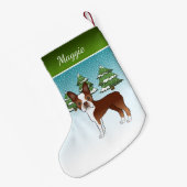 Petite Chaussette De Noël Red Boston Terrier Dans Une Forêt D'Hiver Et Nom (Dos (Accrochage))