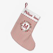 Petite Chaussette De Noël Red Stripes monogramme de couronne de Noël (Devant (Accrochage))
