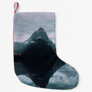 PETITE CHAUSSETTE DE NOËL RÉFLEXION DE LA MONTAGNE SUR LE CORPS D'EAU