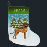 Petite Chaussette De Noël Rhodesian Ridgeback Avec Nom Snowy Winter Forest<br><div class="desc">L'illustration originale de Destei d'un mignon chien de race Rhodesian Ridgeback. Le chien est placé dans une scène hivernale avec trois sapins verts et la chute de neige. L'arrière - plan est un dégradé bleu à blanc qui donne un aspect froid d'hiver. Il y a aussi une ligne de dégradé...</div>
