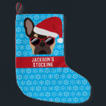 Petite Chaussette De Noël Santa Paws Christmas Brown Tan French Bulldog<br><div class="desc">Illustration de style moderne d'un bulldog français brun et bronzé portant un chapeau de Père Noël rouge et des lunettes de soleil. La frenchie à thème Noël est placée sur un arrière - plan bleu avec un motif de flocon blanc et a de l'espace pour ajouter votre propre libellé.</div>