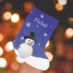 Petite Chaussette De Noël Scene d'hiver de Snowman bleu Noël Stocker<br><div class="desc">Ajoutez une touche de fantaisie à votre manteau pendant la saison des Fêtes avec un stand de Noël personnalisé Blue Snowman. Le design d'empaquetage présente un bonhomme de neige heureux dans une scène hivernale enneigée contre un arrière - plan bleu royal orné de flocons de neige de couleur assortie. Autres...</div>