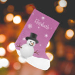 Petite Chaussette De Noël Scène d'hiver de Snowman rose Prise de Noël<br><div class="desc">Ajoutez une touche de fantaisie à votre manteau pendant la saison des Fêtes avec un stand de Noël personnalisé Pink Snowman. Le design de l'empaquetage présente un bonhomme de neige heureux dans une scène hivernale enneigée contre un arrière - plan rose orné de flocons de neige de couleur assortie. Autres...</div>