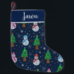 Petite Chaussette De Noël Snowman motif avec arbres de Noël sur mesure<br><div class="desc">Il s'agit d'un mignon motif personnalisé Snowmen en bleu,  rouge et rose avec des arbres de Noël colorés et de petits flocons de neige sur un arrière - plan bleu foncé. Il a un nom personnalisé que vous pouvez changer facilement en cliquant sur personnaliser le modèle.</div>