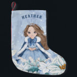 Petite Chaussette De Noël Snowy Winter Brunette Princesse<br><div class="desc">Cette adorable princesse hivernale enneigée possède une belle jeune princesse aux cheveux bruns portant une robe de flocon bleu et blanc et une cape à fourrure chaude doublée. La princesse est entourée de poinsettias. Vous pouvez personnaliser avec le nom de votre princesse !</div>
