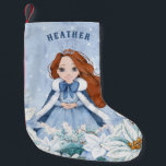 Petite Chaussette De Noël Snowy Winter Red Haired Princesse<br><div class="desc">Cette adorable princesse hivernale enneigée possède une belle jeune princesse aux cheveux rouges portant une robe de flocon bleu et blanc et une cape à fourrure chaude doublée. La princesse est entourée de poinsettias. Vous pouvez personnaliser avec le nom de votre princesse !</div>