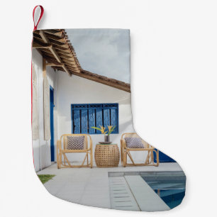Petite Chaussette De Noël Table en osier et deux chaises près de la piscine