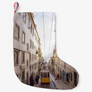 PETITE CHAUSSETTE DE NOËL VÉHICULE JAUNE ET GRIS PASSANT SUR LA ROUTE