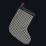 Petite Chaussette De Noël Vintage Noir et blanc En vichy Plaid Personnalisé<br><div class="desc">Ajoutez un charme intemporel à votre décor de vacances avec cette en vichy vintage en noir et blanc plaid personnalisé de réserve de Noël. Le design classique des plaids apporte une atmosphère rustique et cosy à votre mantel, tandis que le nom personnalisé ajoute une touche spéciale. Idéal pour ceux qui...</div>