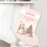 Petite Chaussette De Noël Vintage Snowman Girl rose 1er Noël Stocker<br><div class="desc">Joli bas de Noël pour les filles avec un bonhomme de neige adorable et arbre de Noël en rose vif avec des vibes vintages. Personnalisez facilement le texte. Vous pouvez l'utiliser pas seulement pour le 1er Noël. - Kate Eden Art</div>