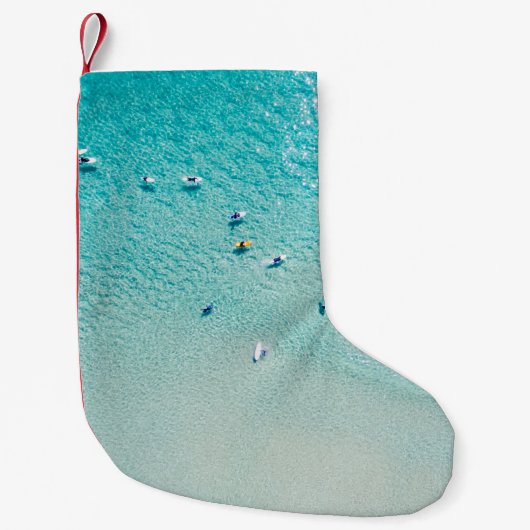 Petite Chaussette De Noël Vue aérienne des surfeurs, océan clair. (Devant)