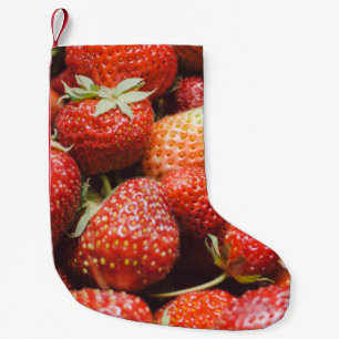 Petite Chaussette De Noël Vue rapprochée sur fraise fraîche d'été avec la pi