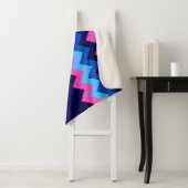 Petite couverture sherpa à monogramme chevron bleu (En situation)