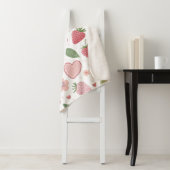 Petite couverture sherpa à motif de fraise (En situation)