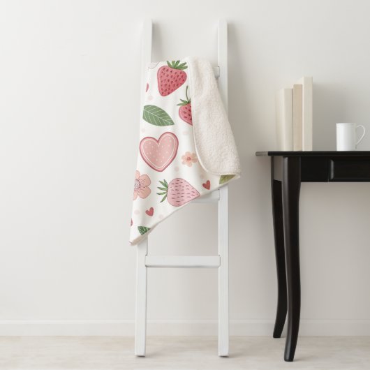 Petite couverture sherpa à motif de fraise (En situation)