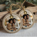 Petite ferme rustique Burlap Photo personnalisée<br><div class="desc">Profitez du charme de l'élégance rustique avec notre ornement texturé imitation burlap minimal. Ce décor magnifiquement conçu est doté d'un cadre de texture de burlap réaliste, ajoutant une touche de chaleur et de simplicité à votre décor de vacances. Personnalisez cette décoration avec une photo à l'avant et à l'arrière avec...</div>