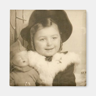 petite fille avec aimant de poupée