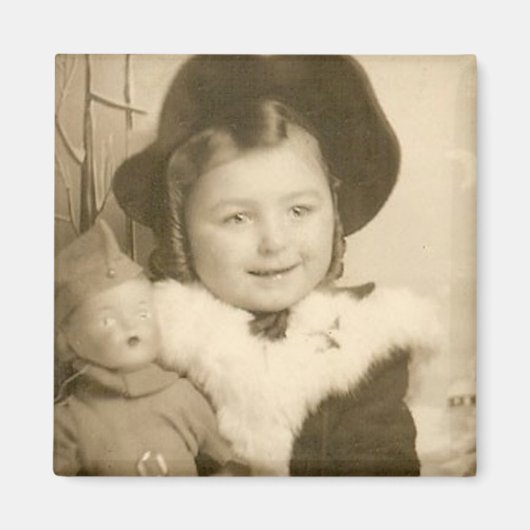 petite fille avec aimant de poupée (Devant)