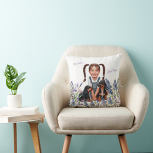 Petite Fille avec Coussin de Chiot Teckel