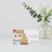 Petite fille avec des cartes de visite de (Debout devant)