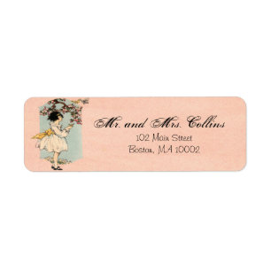 Petite fille avec des étiquettes de papillons