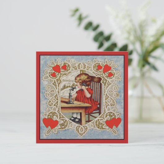 Petite fille avec invitation téléphonique (Debout devant)