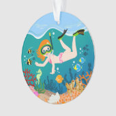 Petite fille en snorkeling sous la mer (devant)