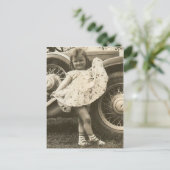petite fille en voiture avec carte postale (Debout devant)