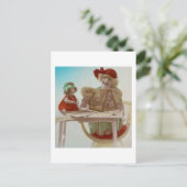 Petite fille lisant sur sa Dollie - Carte Vintage (Debout devant)