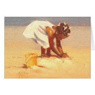 Petite fille mignonne jouant dans le sable